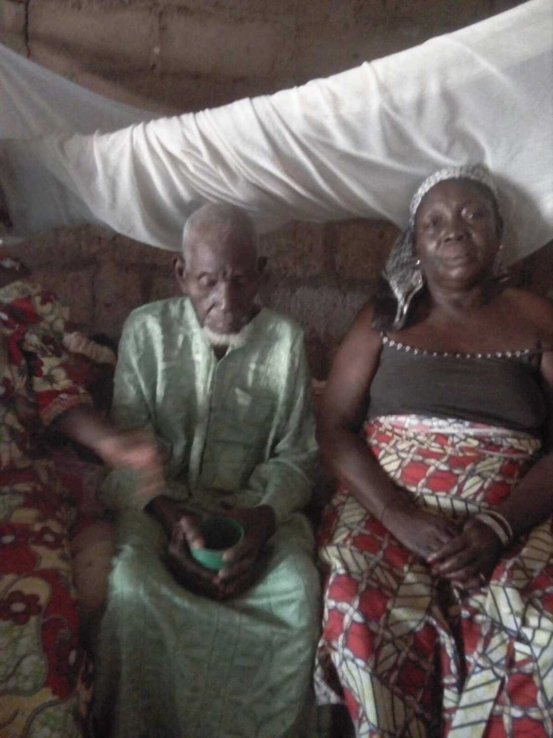 HIRA TA MUSAMMAN: Zantawarmu da dattijo mai shekara 150 da haihuwa a jihar Adamawa (hotuna, bidiyo) HIRA TA MUSAMMAN: Zantawarmu da dattijo mai shekara 150 da haihuwa a jihar Adamawa (hotuna, bidiyo)