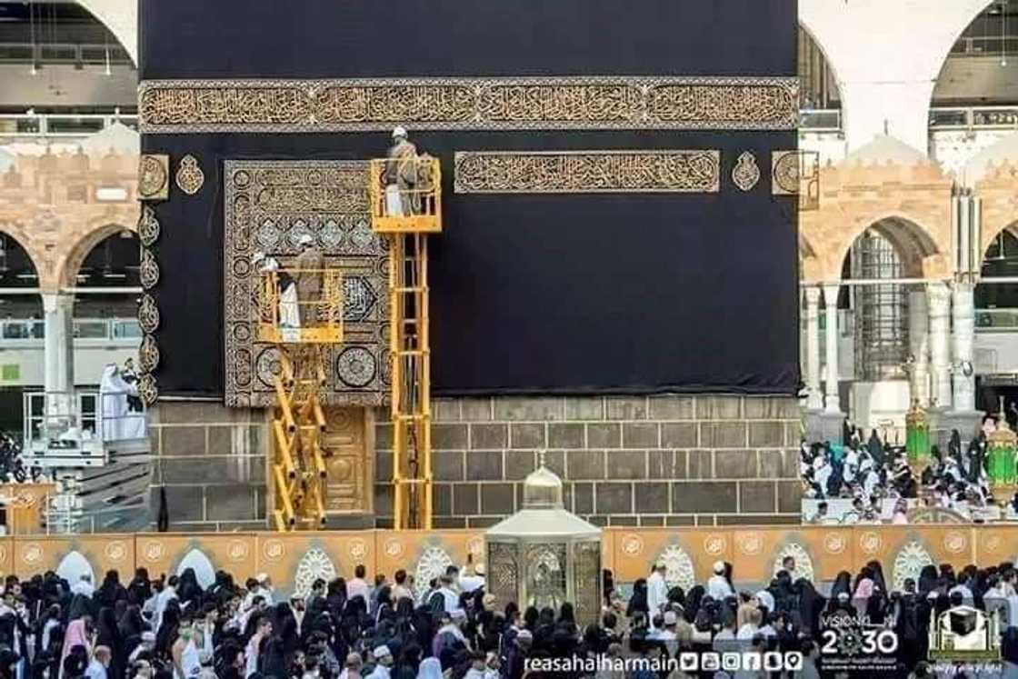 Hotunan yadda aka canja suturar dakin Ka'aba a yau Litinin