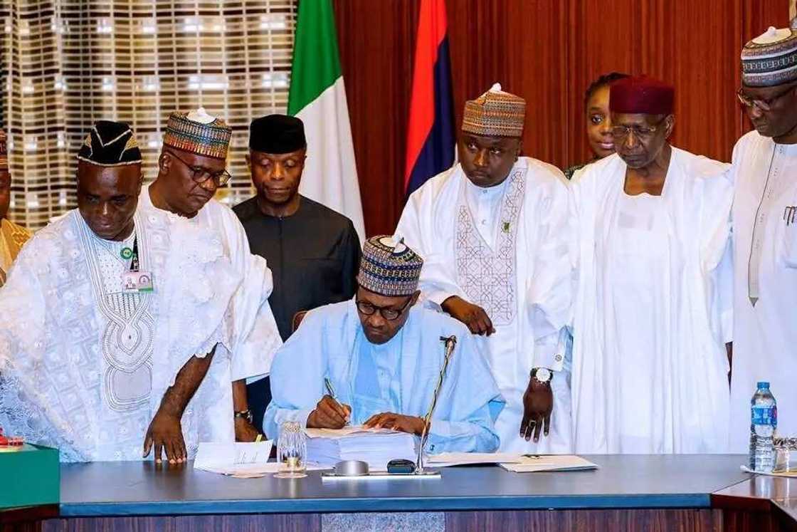 President Buhari signs 2018 budget President Buhari signs 2018 budget