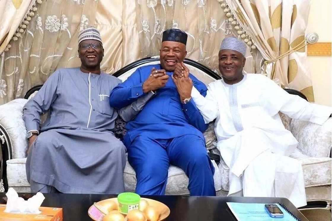 Babban sakataren tarayya, Boss Mustapha tare da Akpabio sun ziyarci Aliyu Wamakko a gidansa dake Abuja (hotuna) Babban sakataren tarayya, Boss Mustapha tare da Akpabio sun ziyarci Aliyu Wamakko a gidansa dake Abuja (hotuna)
