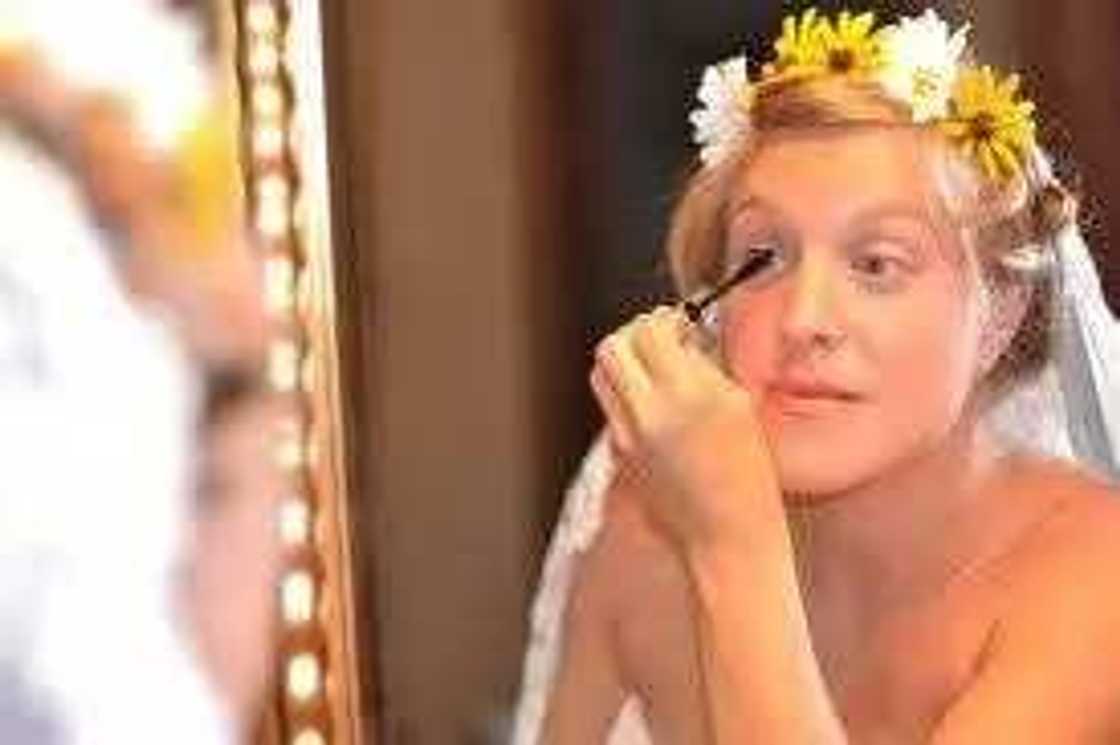 Wani mutumi ya rabu da Amaryar sa bayan ta cire kayan shafa Wani mutumi ya rabu da Amaryar sa bayan ta cire kayan shafa