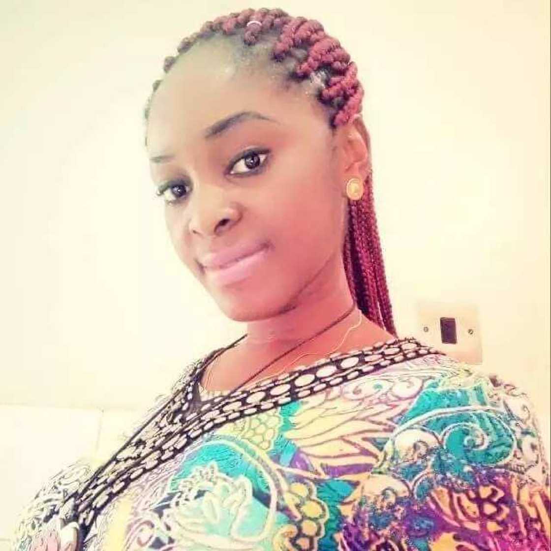 An kone daya daga cikin 'yan fashin da suka kashe wata kyakykyawar budurwa, duba hoto An kone daya daga cikin 'yan fashin da suka kashe wata kyakykyawar budurwa, duba hoto