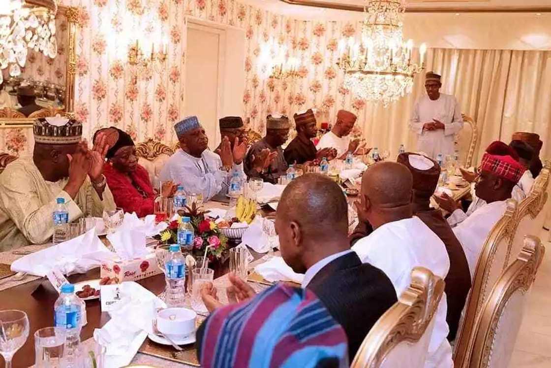 President Buhari hosts APC chieftains to dinner in presidential villa President Buhari hosts APC chieftains to dinner in presidential villa