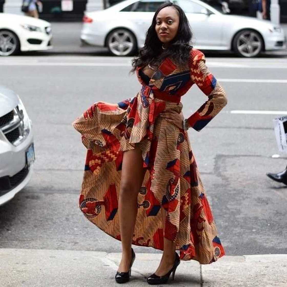 Long gown with a belt and classic shoes