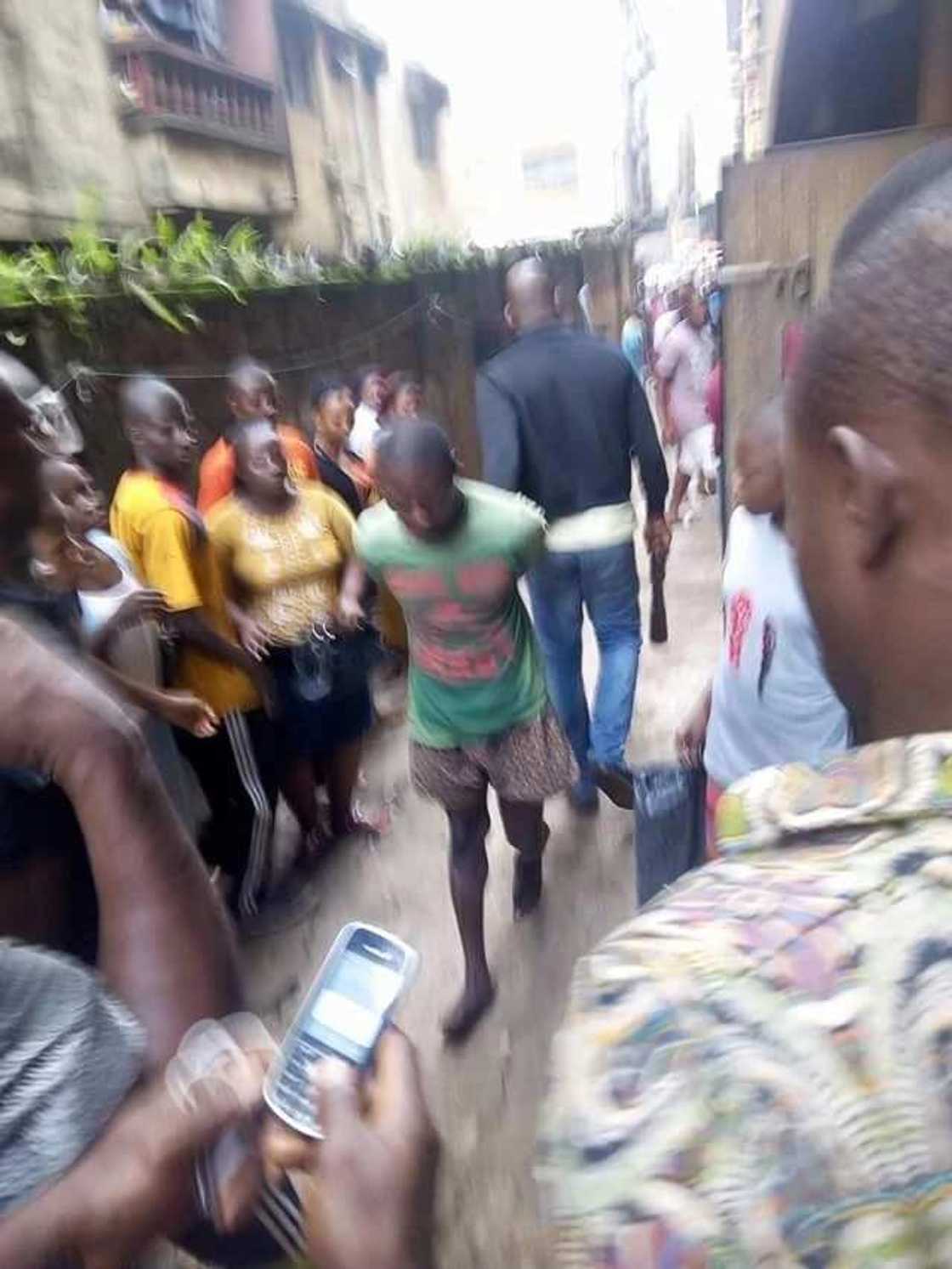 Tabargaza: Magidanci ya saka tabarya ya buge matar sa har lahira Tabargaza: Magidanci ya saka tabarya ya buge matar sa har lahira