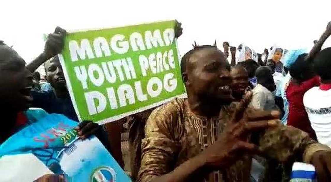 Magudin zabe: Masu zanga zanga sun yi ma fadar gwamnatin jahar Nejah tsinke Magudin zabe: Masu zanga zanga sun yi ma fadar gwamnatin jahar Nejah tsinke