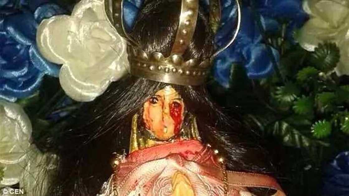 Statue of Mary cries 'blood' at a church in Argentina (photo) Statue of Mary cries 'blood' at a church in Argentina (photo)