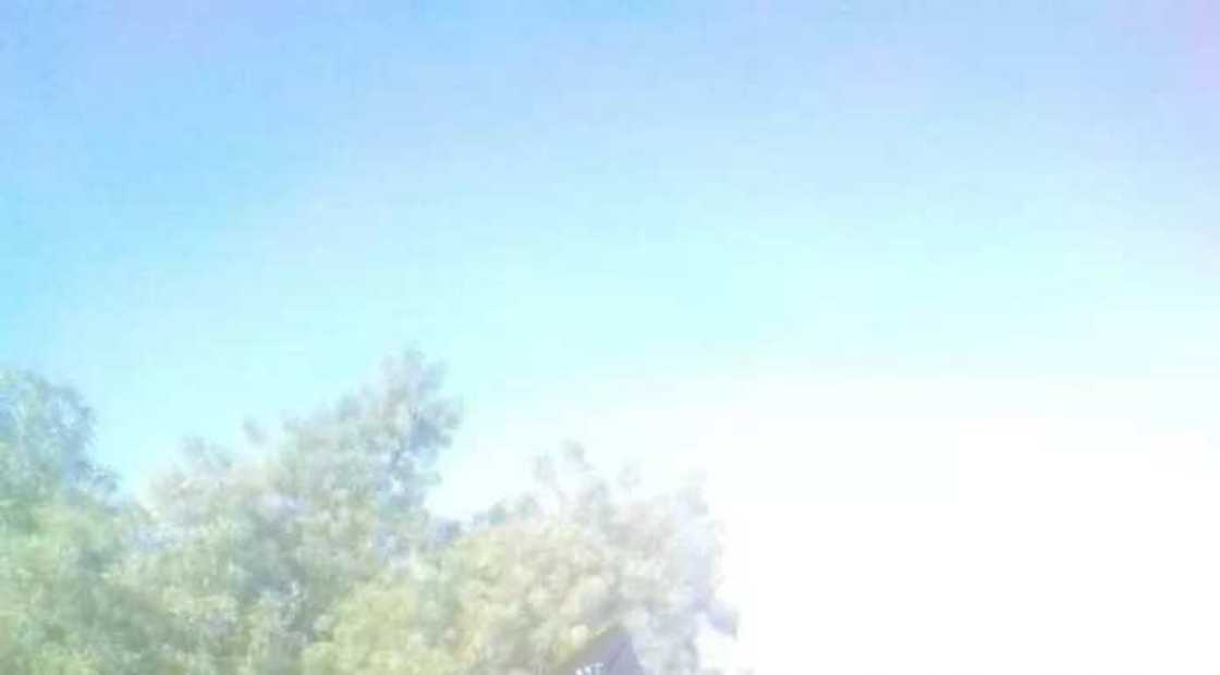 Hotunan mazauna garin Dapchi yayinda suke daga ma yan ta’addan Boko Haram hannu lokacin da suke barin garin Hotunan mazauna garin Dapchi yayinda suke daga ma yan ta’addan Boko Haram hannu lokacin da suke barin garin