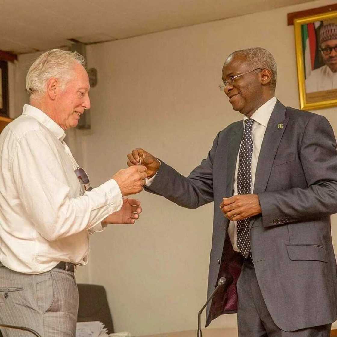 Alkawari kaya: Shugaba Buhari ya cika ma wani Bature alkawari bayan shekaru 22 Alkawari kaya: Shugaba Buhari ya cika ma wani Bature alkawari bayan shekaru 22