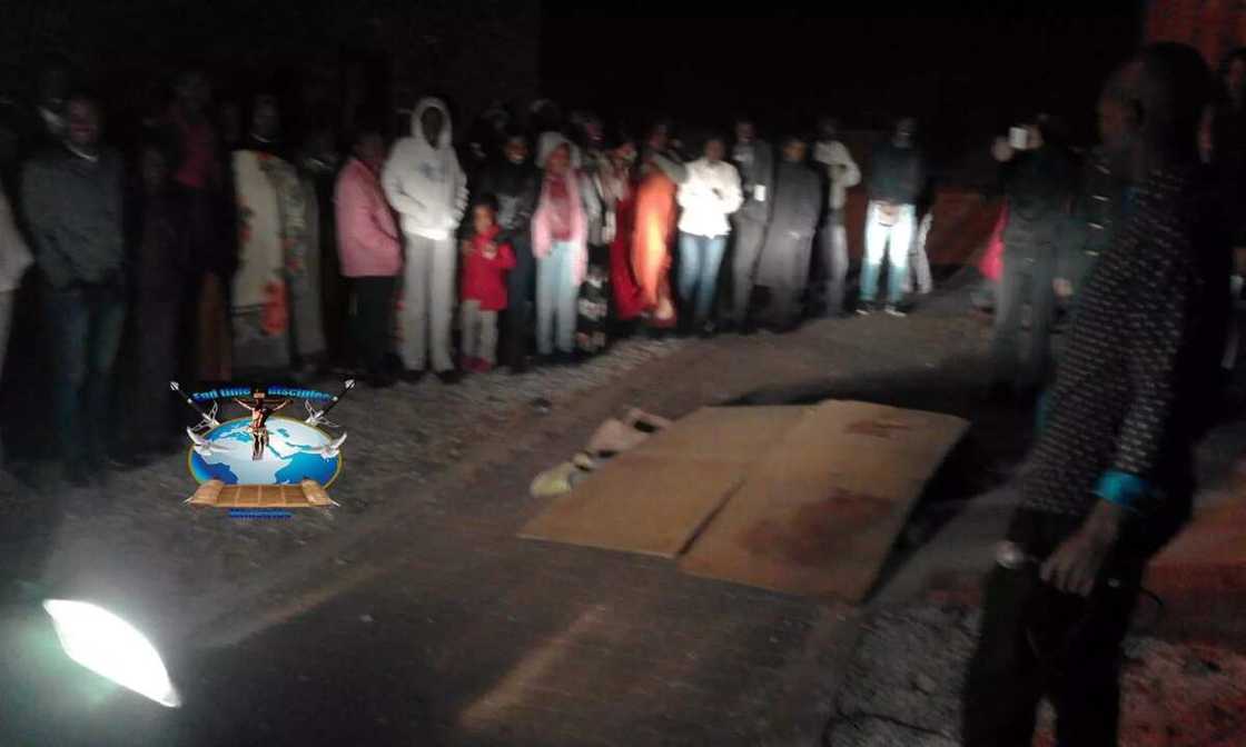 Pastor climbs over his members with car to show God's power Pastor climbs over his members with car to show God's power