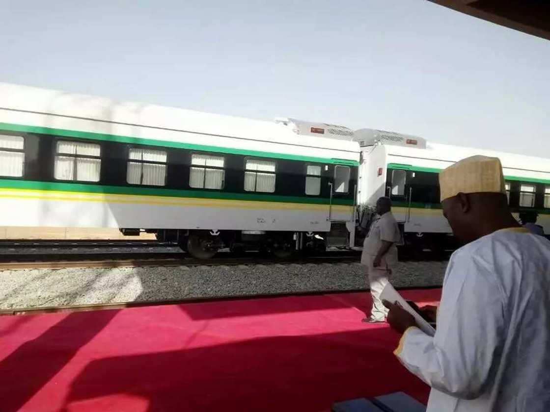 Labari cikin hotuna: Shugaba Buhari ya shiga jirgin kasa tare da Gwamna El-Rufai Labari cikin hotuna: Shugaba Buhari ya shiga jirgin kasa tare da Gwamna El-Rufai