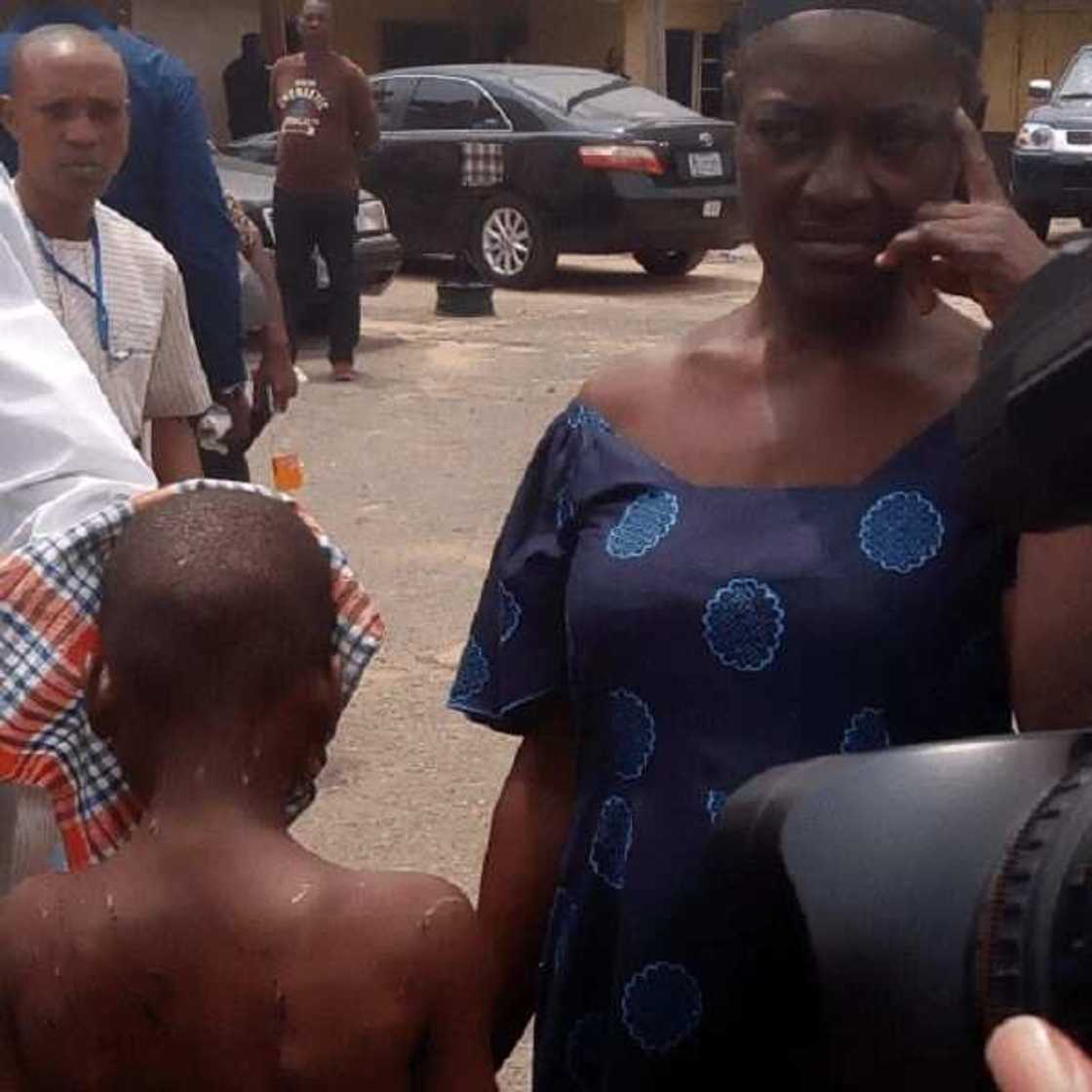 Wata mata ta fada komar ‘yan sanda bayan azabtar da karamin yaro bisa zargin maita Wata mata ta fada komar ‘yan sanda bayan azabtar da karamin yaro bisa zargin maita