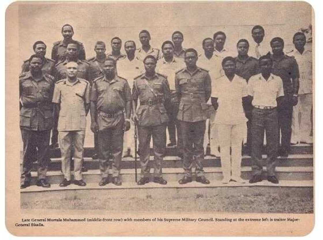 Tunatarwa: Yadda Obasanjo ya yi da ‘yan mãkircin juyin mulki na shekara 1976 (HOTUNA) Tunatarwa: Yadda Obasanjo ya yi da ‘yan mãkircin juyin mulki na shekara 1976 (HOTUNA)