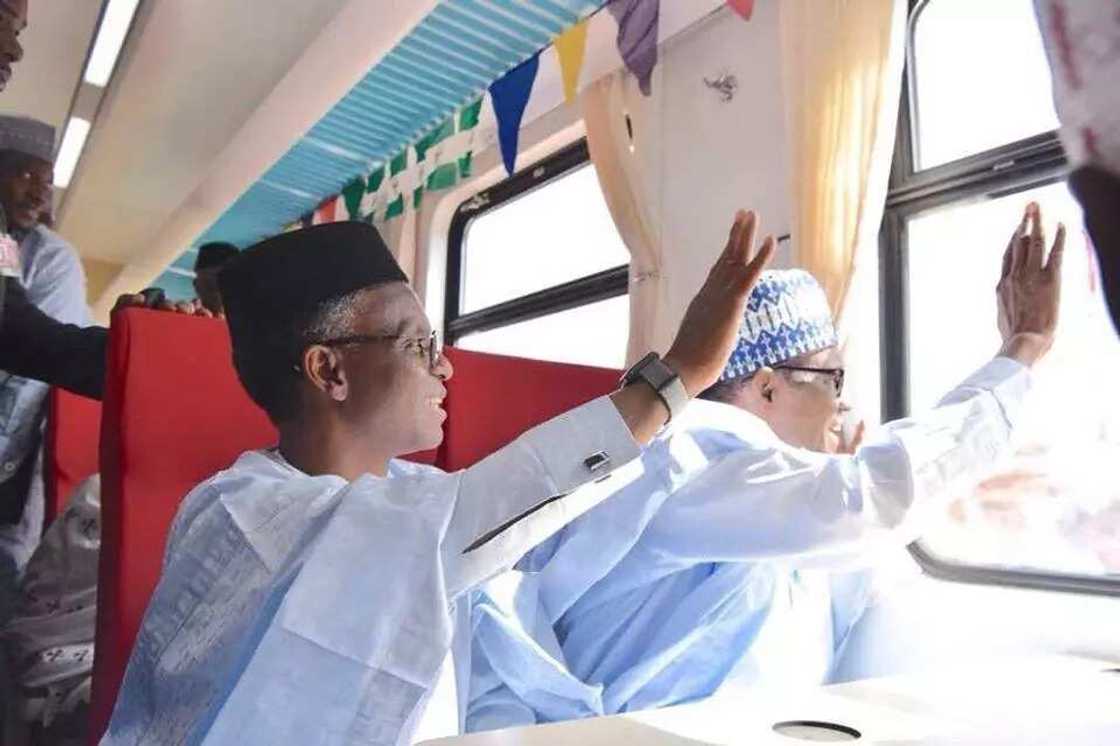 Labari cikin hotuna: Shugaba Buhari ya shiga jirgin kasa tare da Gwamna El-Rufai