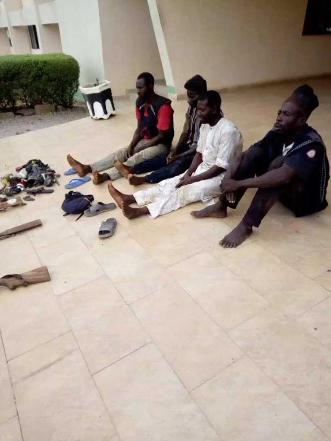 Gaba da gaban ta: ‘Yan fashin da suka tare hanyar Buratai a Adamawa sun ji maza, kalli hotunan su Gaba da gaban ta: ‘Yan fashin da suka tare hanyar Buratai a Adamawa sun ji maza, kalli hotunan su