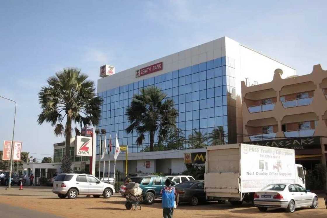 Ma'aikatan banki sama da 300 ake kora daga aiki kowane mako a Najeriya Ma'aikatan banki sama da 300 ake kora daga aiki kowane mako a Najeriya