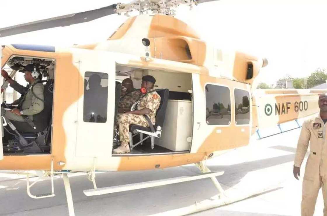 Babban hafsan sojojin sama ya koma Maiduguri don jagorantar farautar 'yan makarantan Dapchi (hotuna) Babban hafsan sojojin sama ya koma Maiduguri don jagorantar farautar 'yan makarantan Dapchi (hotuna)