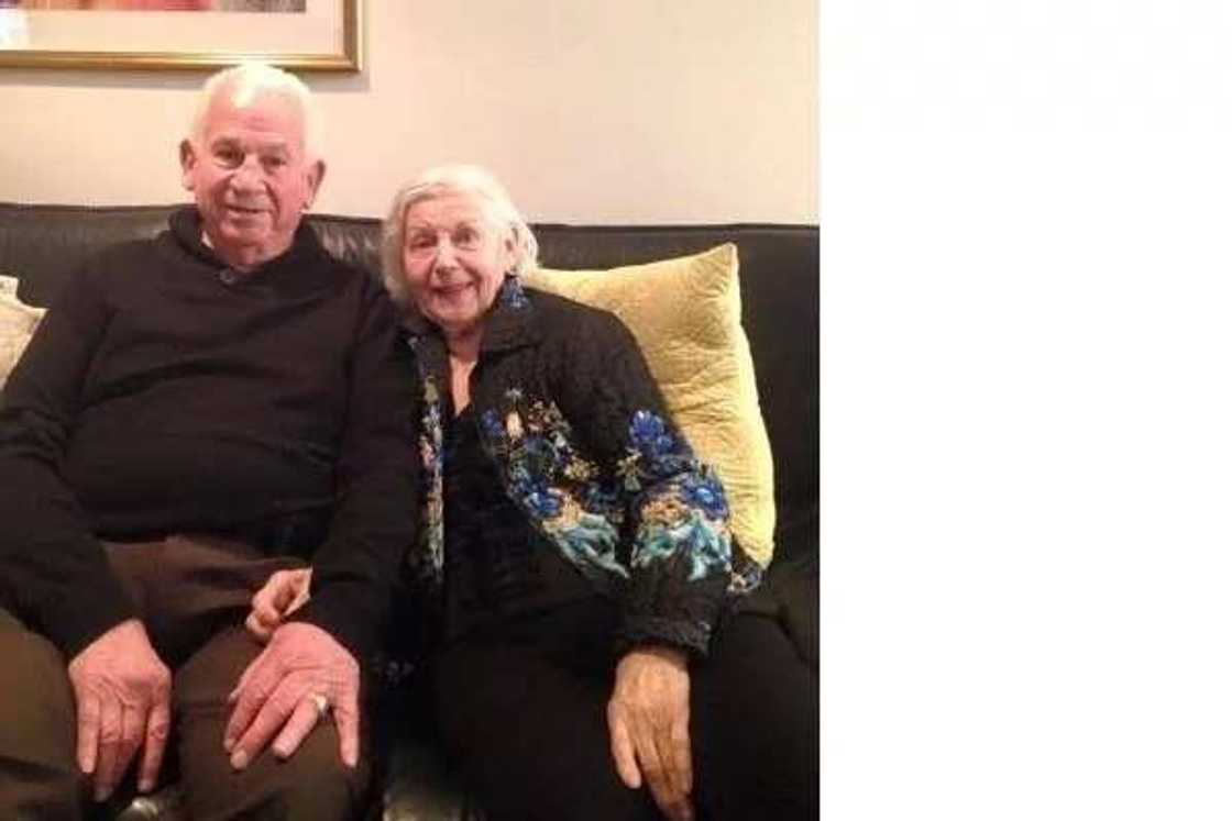 After being married for 69 years, couple die minutes apart (photos)