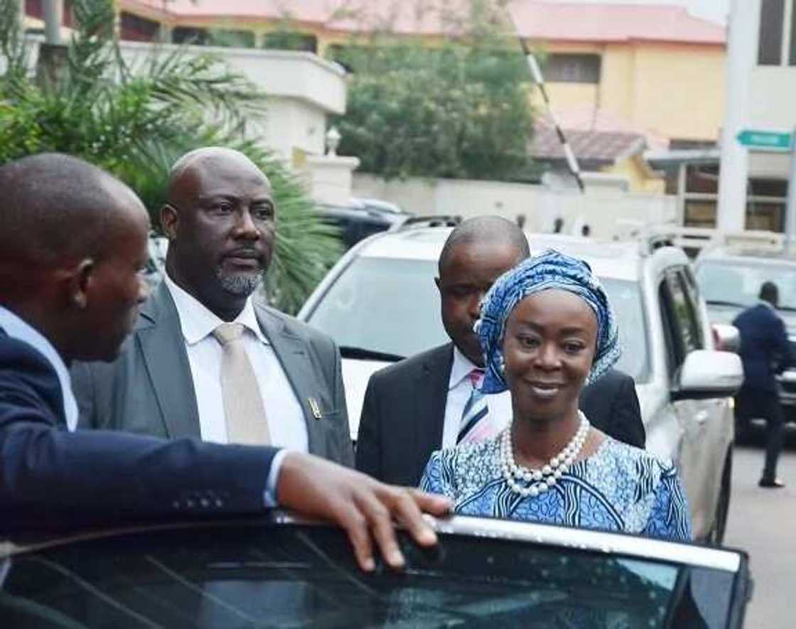 Saraki's Wife Causes Commotion At EFCC Office Saraki's Wife Causes Commotion At EFCC Office