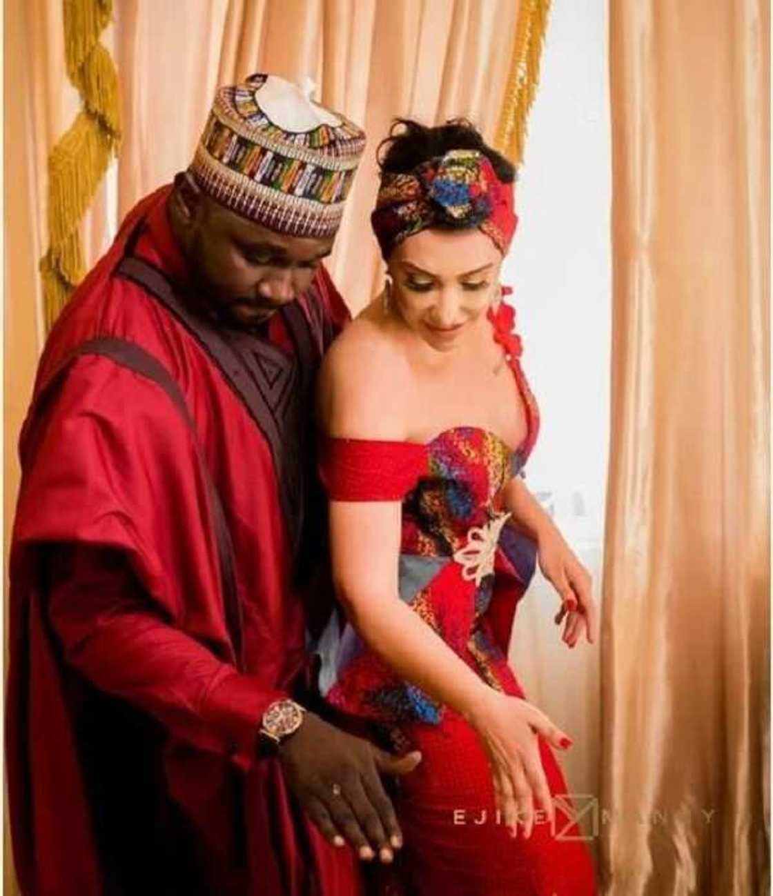 Hotunan auren wani Bahaushe da Baturiya da su ka burgew jama'a Hotunan auren wani Bahaushe da Baturiya da su ka burgew jama'a