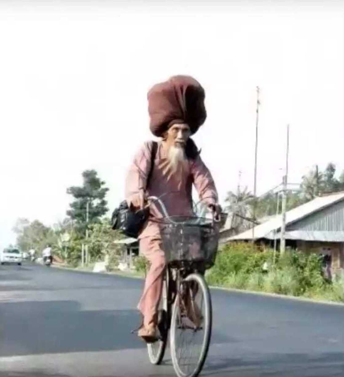 Namijin da yafi tarin gashi a Duniya, shekaru 11 ba wanki Namijin da yafi tarin gashi a Duniya, shekaru 11 ba wanki