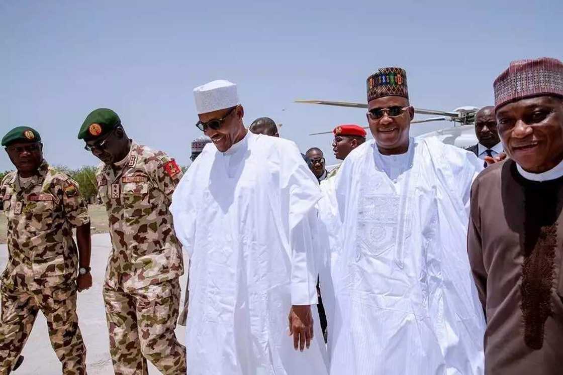 Shugaban kasa Muhammadu Buhari ya isa filin taron bikin ranar sojoji (hotuna) Shugaban kasa Muhammadu Buhari ya isa filin taron bikin ranar sojoji (hotuna)