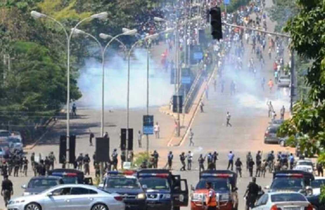 ‘Yan sanda sun tarwatsa taron ‘yan Shi’a a garin Kaduna ‘Yan sanda sun tarwatsa taron ‘yan Shi’a a garin Kaduna