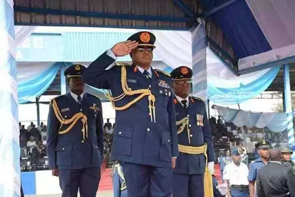 Shugaban hafsin sojin sama wurin bikin yaye sabbin dakaru Shugaban hafsin sojin sama wurin bikin yaye sabbin dakaru