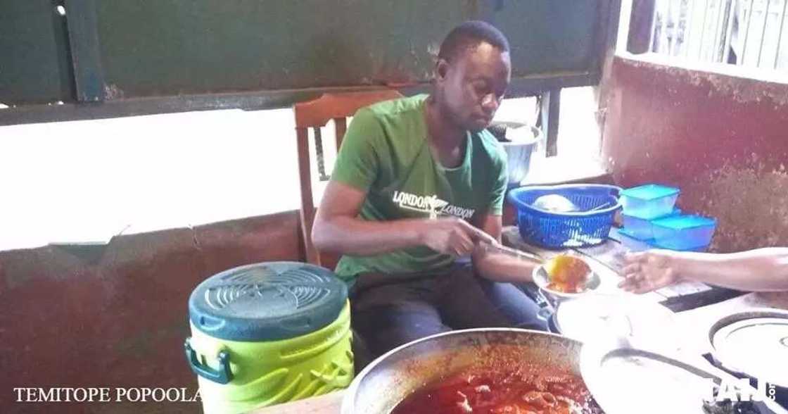 Hotunan saurayi da ya hakura da neman aiki ya koma sayar da amala Hotunan saurayi da ya hakura da neman aiki ya koma sayar da amala