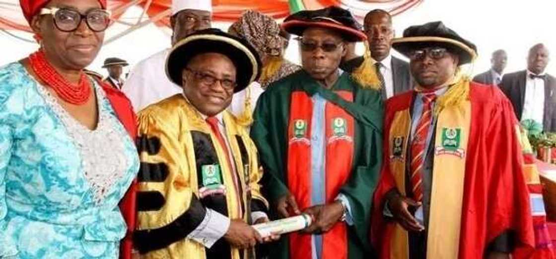 Tsohon shugaban kasa Cif Olusegun Obansanjo ya karbi takardar shaidar kammala digirin digirgir Tsohon shugaban kasa Cif Olusegun Obansanjo ya karbi takardar shaidar kammala digirin digirgir