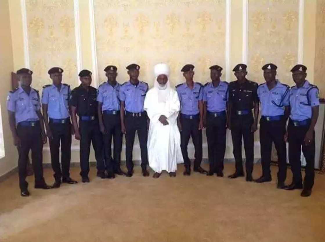 Alheri gadon barci: Sarkin Gombe ya samar ma matasa 28 aikin Soja da Ɗansanda (Hotuna) Alheri gadon barci: Sarkin Gombe ya samar ma matasa 28 aikin Soja da Ɗansanda (Hotuna)