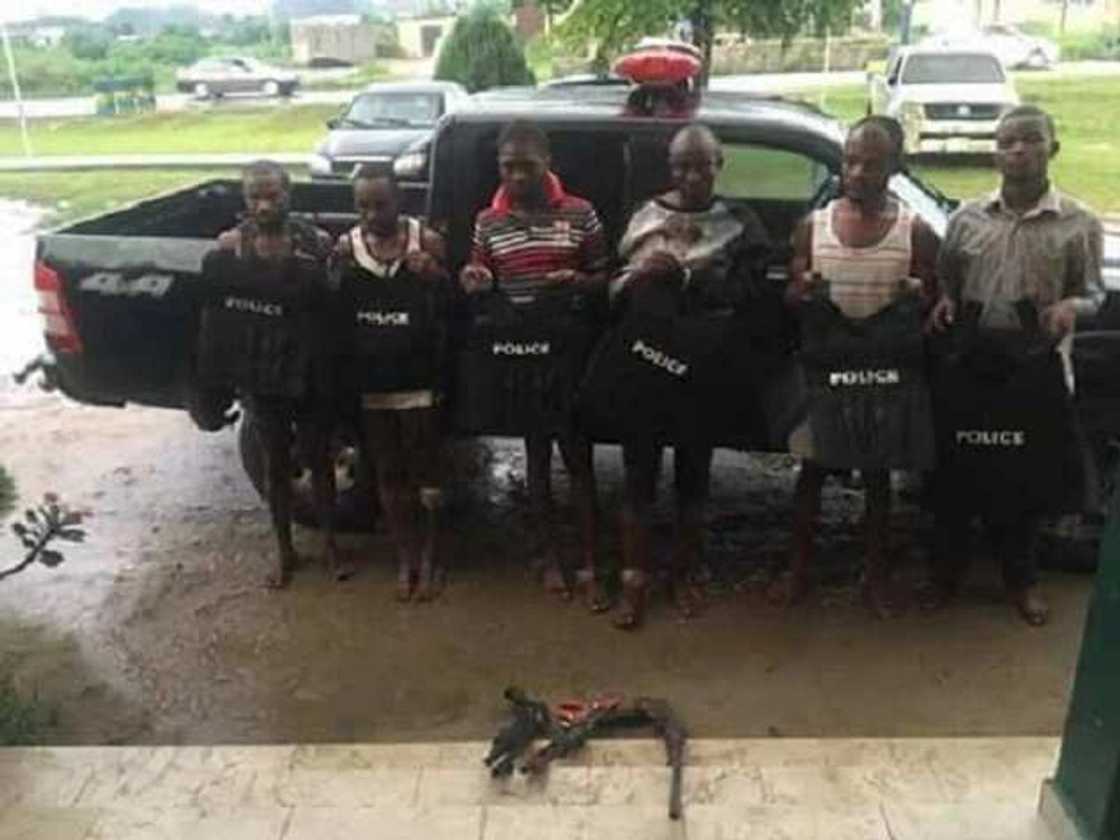 Dakarun SARS sun cika hannu da wasu masu garkuwa da mutane dake amfani da kayan Yansanda Dakarun SARS sun cika hannu da wasu masu garkuwa da mutane dake amfani da kayan Yansanda