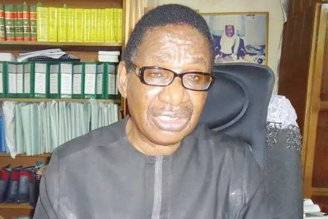 Ka yage 'yan jari hujja daga jikinka - Farfesa Sagay ya shawarci Buhari Ka yage 'yan jari hujja daga jikinka - Farfesa Sagay ya shawarci Buhari