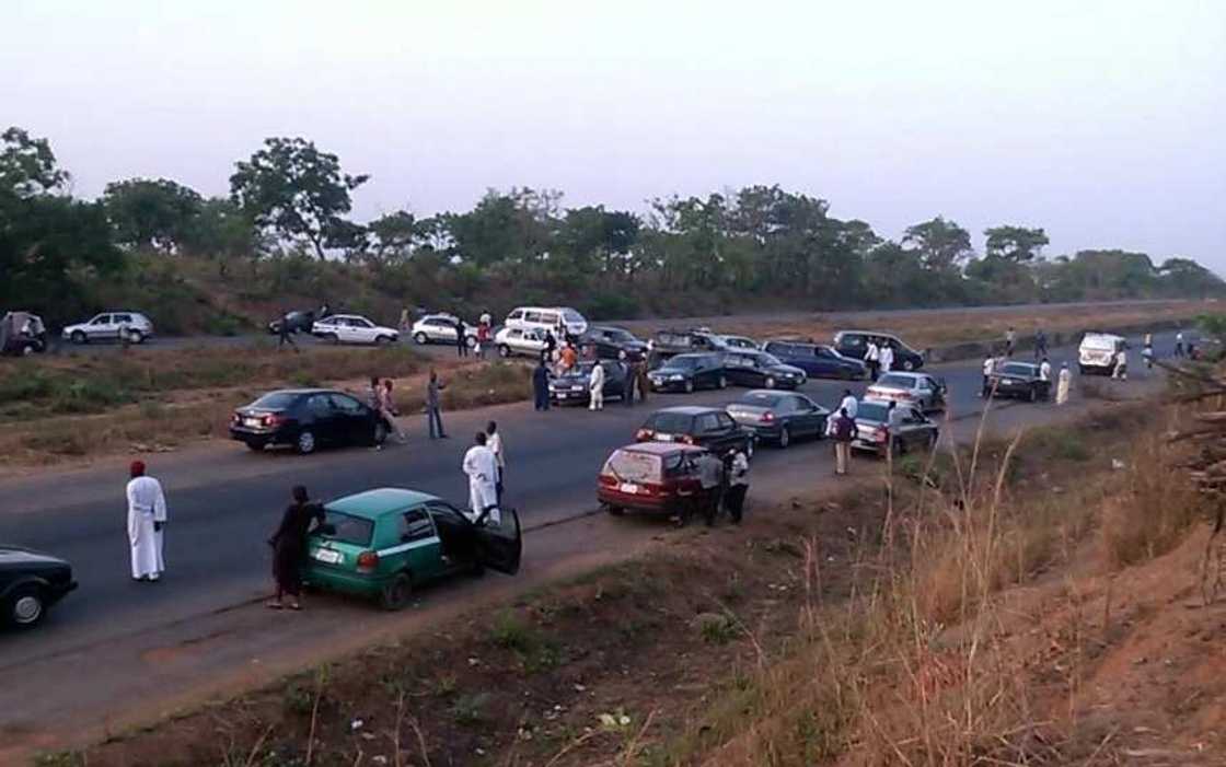 An kuma: 'Yan fashi sun yi mumunar ta'asa a hanyar Abuja An kuma: 'Yan fashi sun yi mumunar ta'asa a hanyar Abuja