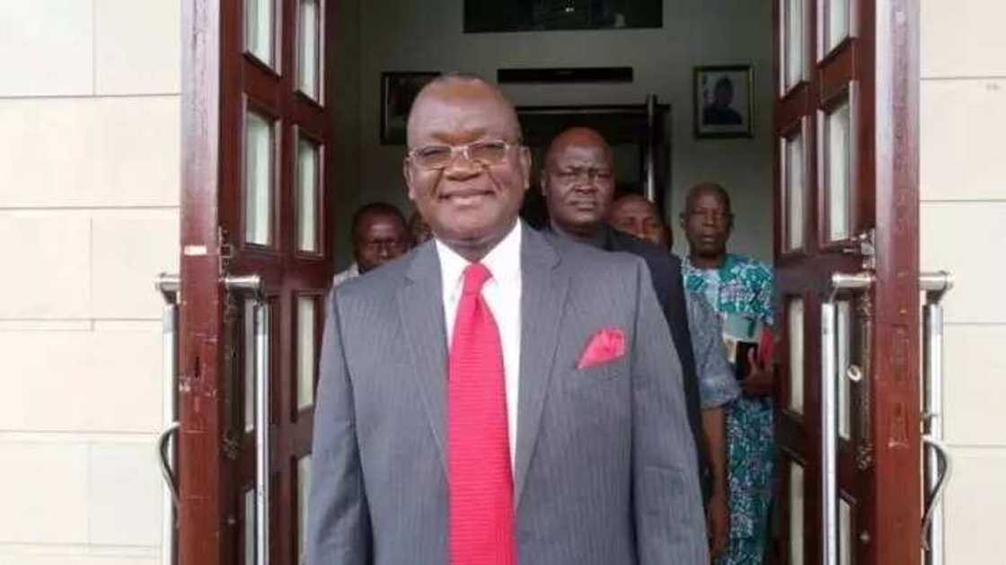 Yanzu-Yanzu: Matasan Benuwe sun hana Ortom fita daga gidansa, sun bukaci ya fice daga APC Yanzu-Yanzu: Matasan Benuwe sun hana Ortom fita daga gidansa, sun bukaci ya fice daga APC