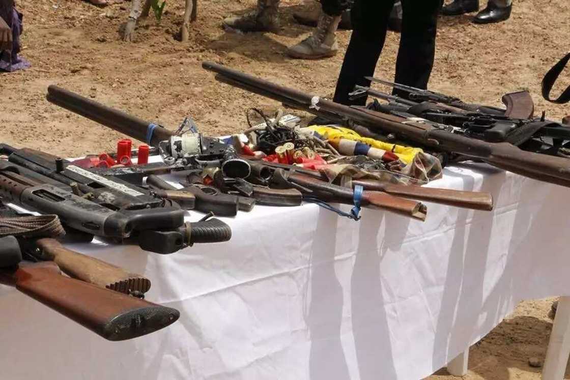 Aiki daban da wasa: Sojoji sunyi wakaci-waka tashi da wasu hatsabiban 'ƴan fashi da makami Aiki daban da wasa: Sojoji sunyi wakaci-waka tashi da wasu hatsabiban 'ƴan fashi da makami