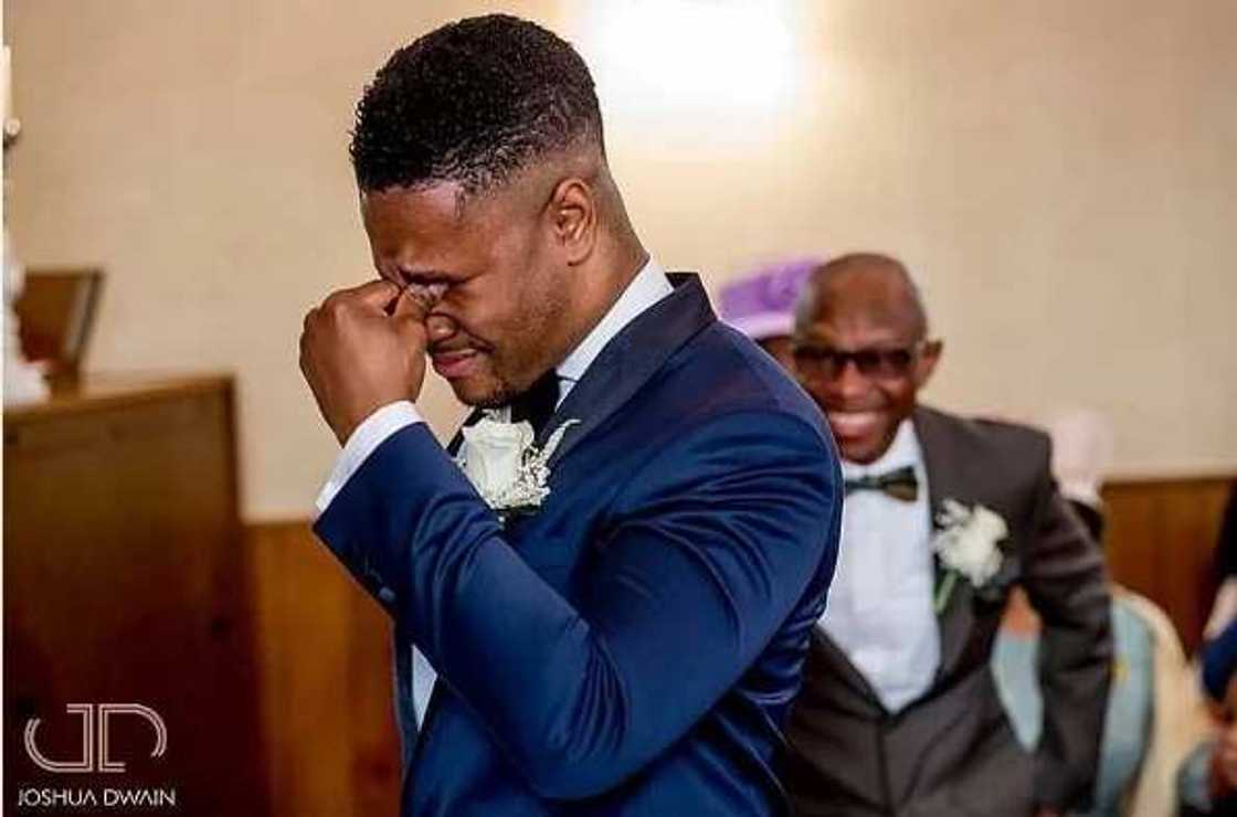 Ango da kuka a bikinsa Ango da kuka a bikinsa