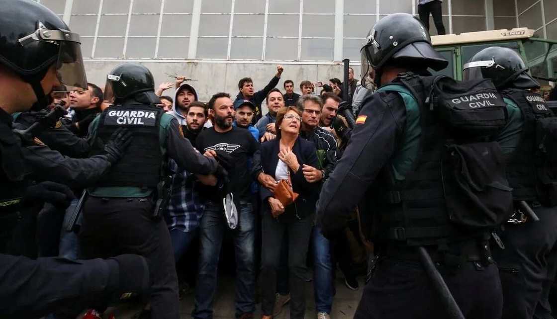 400 injured as police attack voters at Catalan independence referendum 400 injured as police attack voters at Catalan independence referendum