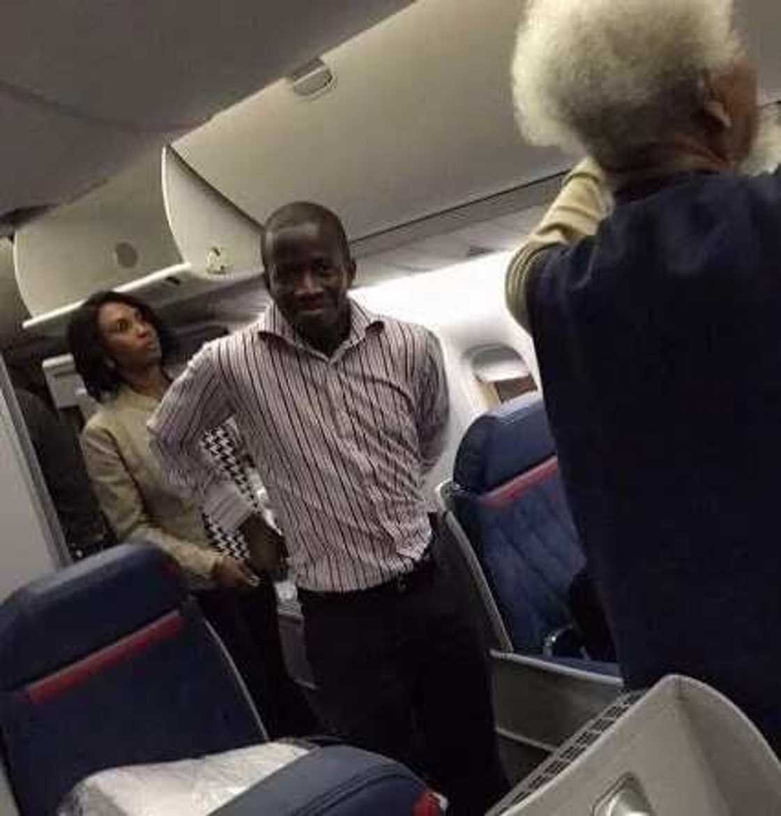 Soyinka returning to Nigeria to tear US green card (Photo) Soyinka returning to Nigeria to tear US green card (Photo)