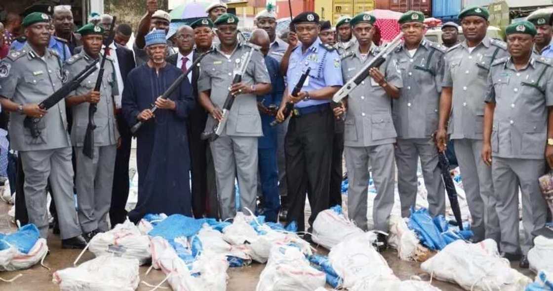 Yadda Kwastam suka kama makamai da muggan kwayoyi da aka shigo dasu Yadda Kwastam suka kama makamai da muggan kwayoyi da aka shigo dasu