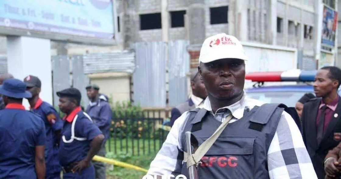 Da duminsa: Jami’an EFCC sun kai mamaya gidan tsohon shugaban hukumar SSS a Abuja Da duminsa: Jami’an EFCC sun kai mamaya gidan tsohon shugaban hukumar SSS a Abuja