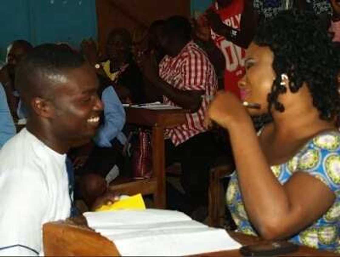 Wani mutum ya nemi auren budurwarshi a dakin jarabawa Wani mutum ya nemi auren budurwarshi a dakin jarabawa