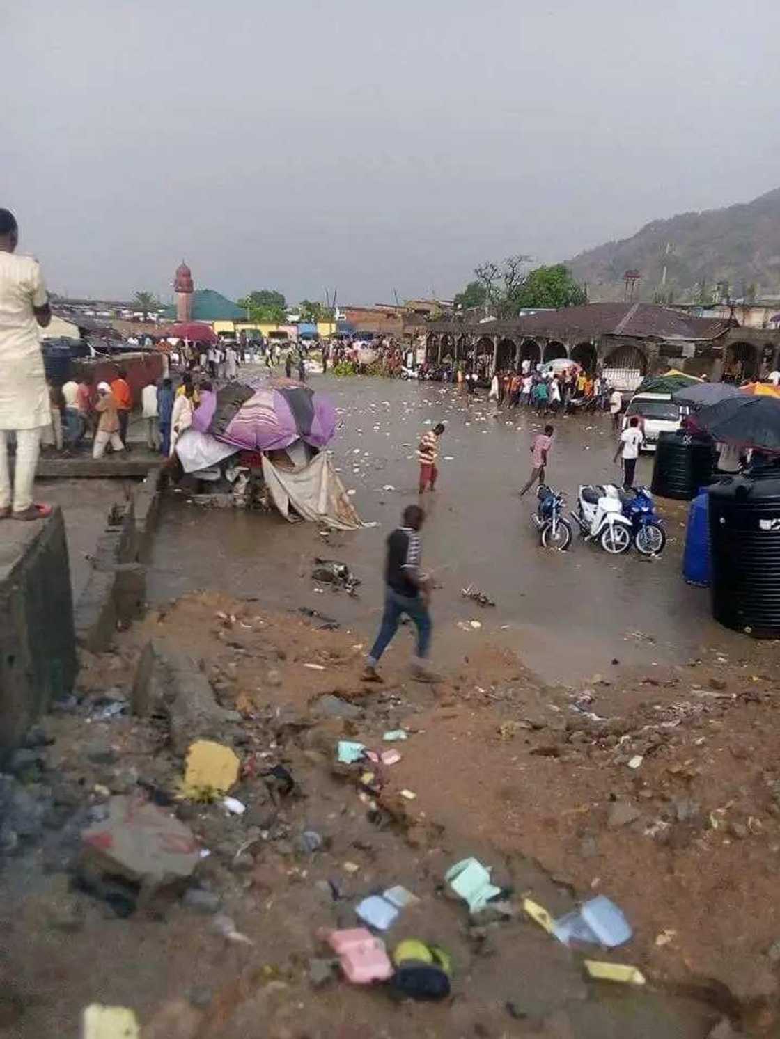 Ikon Allah baya taba karewa: An yi ruwan sama kamar da bakin kwarya a birnin Abuja da kewaye (hotuna) Ikon Allah baya taba karewa: An yi ruwan sama kamar da bakin kwarya a birnin Abuja da kewaye (hotuna)