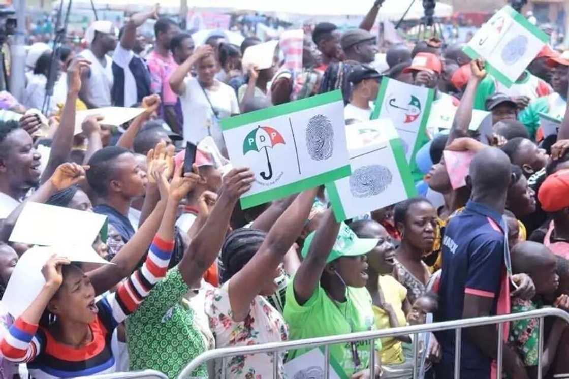 Rikici da harbe-harbe sun kaure a zaben fidda gwanin yan takarar sanata na PDP a Benue Rikici da harbe-harbe sun kaure a zaben fidda gwanin yan takarar sanata na PDP a Benue