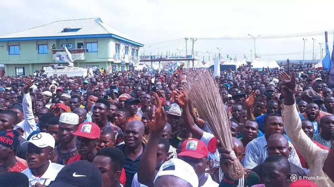 Sanata, tsohon minista da wasu 13 sun canja sheka daga PDP zuwa APC Sanata, tsohon minista da wasu 13 sun canja sheka daga PDP zuwa APC