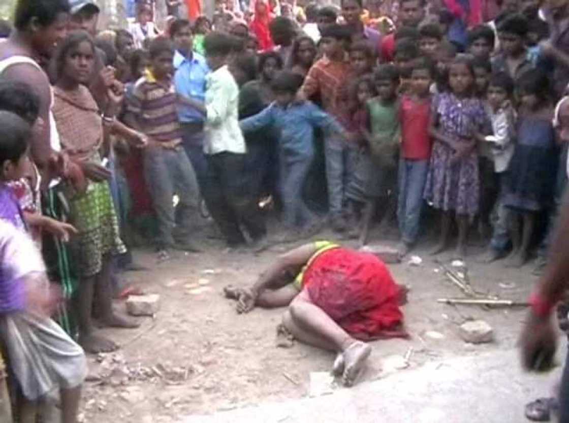 Yan zanga-zanga sun yiwa wata duka kan zargin kisan kai Yan zanga-zanga sun yiwa wata duka kan zargin kisan kai