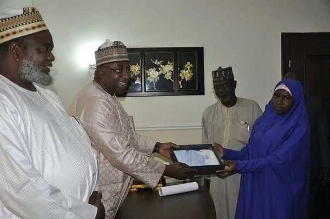 Kalli ‘yar Najeriya da ta yi zarra a gasar musabakar al-Kur’ani ta duniya (HOTO) Kalli ‘yar Najeriya da ta yi zarra a gasar musabakar al-Kur’ani ta duniya (HOTO)