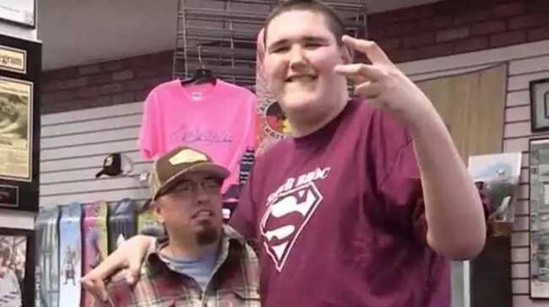 Bazaku yarda da tsawon wannan saurayin ba mai tsawo Bazaku yarda da tsawon wannan saurayin ba mai tsawo