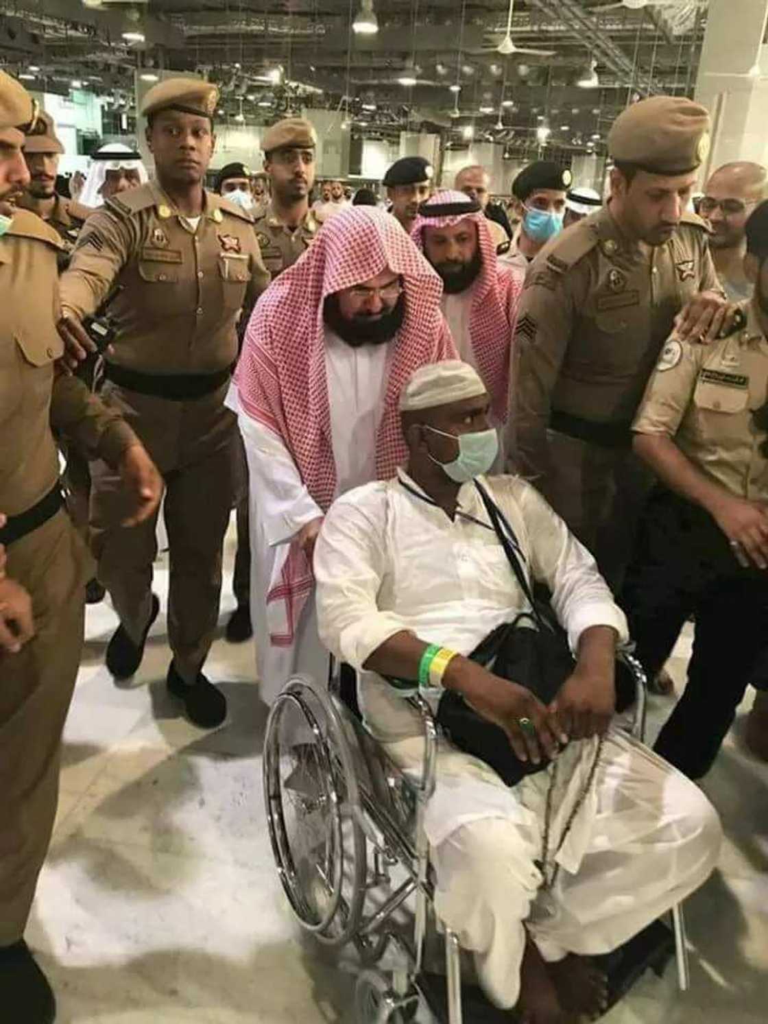 Kukan kurciya: Kalli yadda mutumin da Allah yayi ma ɗaukaka ke taimakon gajiyayye Kukan kurciya: Kalli yadda mutumin da Allah yayi ma ɗaukaka ke taimakon gajiyayye