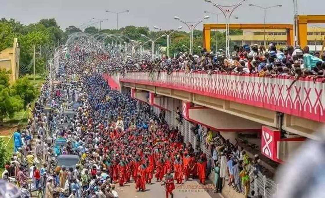 Dawisu sarkin ado: Garin Kano ya cika ya tunbatsa yayinda ake Hawan Daba na 2018 (hotuna)